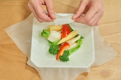 水で濡らしたクッキングペーパーで包んで、温野菜サラダ（提供：ライオン）