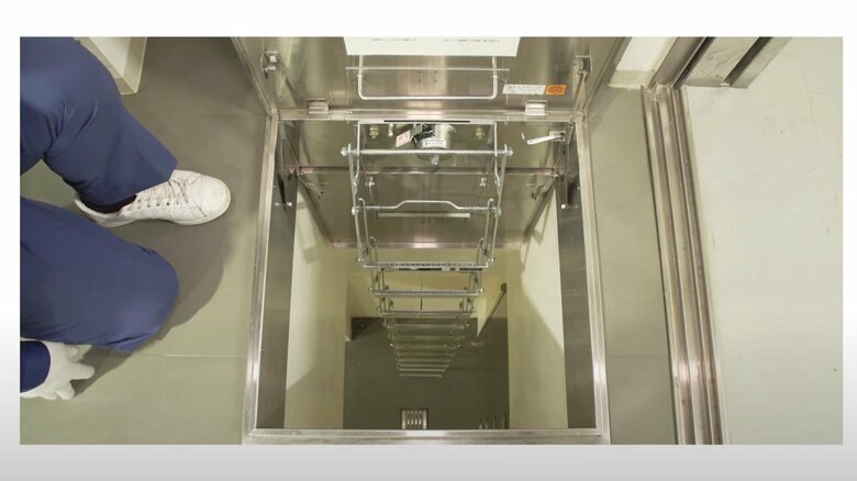 下の階に伸びたはしご（提供：東京消防庁）