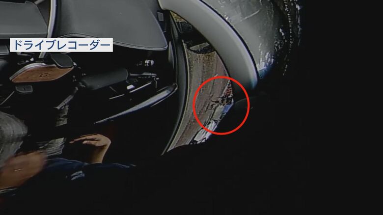 落ちていた財布を拾う男