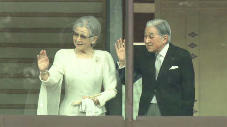 ベランダから手を振られる上皇ご夫妻