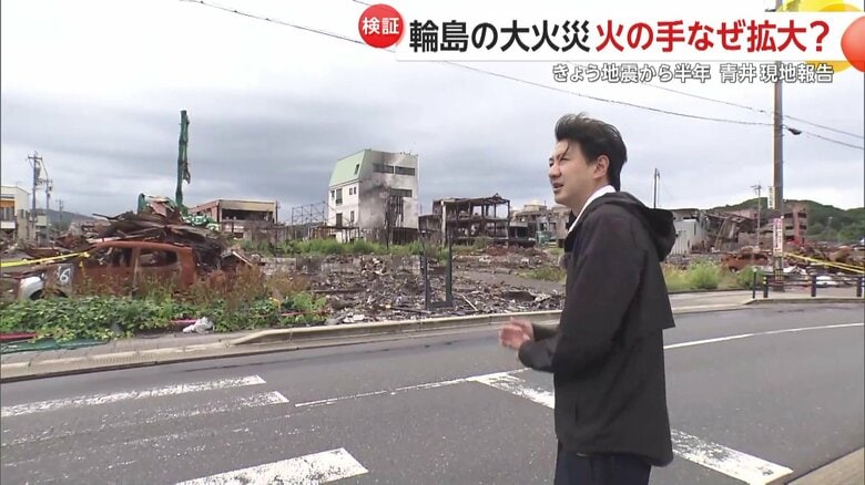 現地で取材する青井キャスター