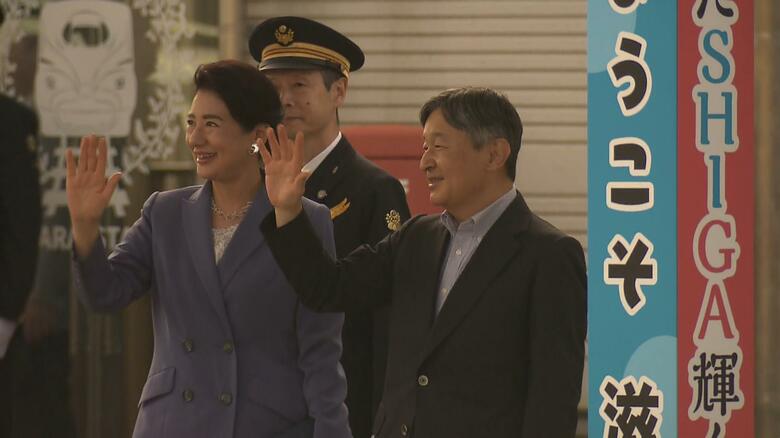 米原駅で多くの見送りに応じられる天皇皇后両陛下