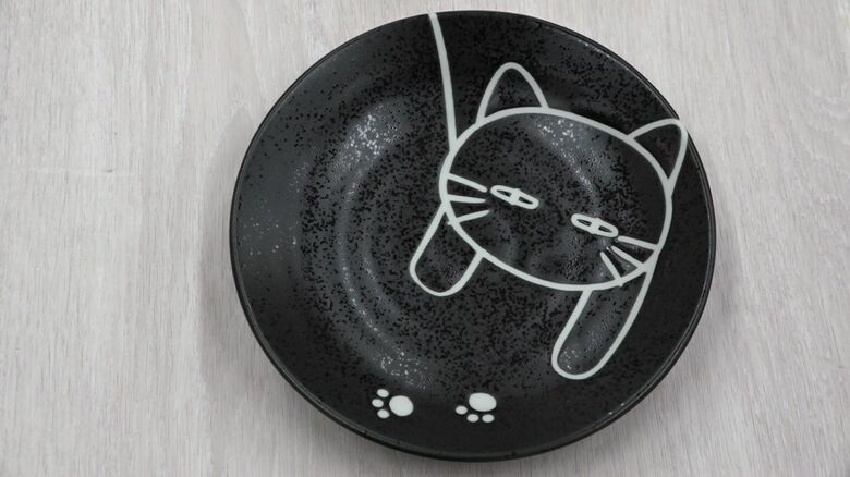 ネコのイラストが描かれたお皿