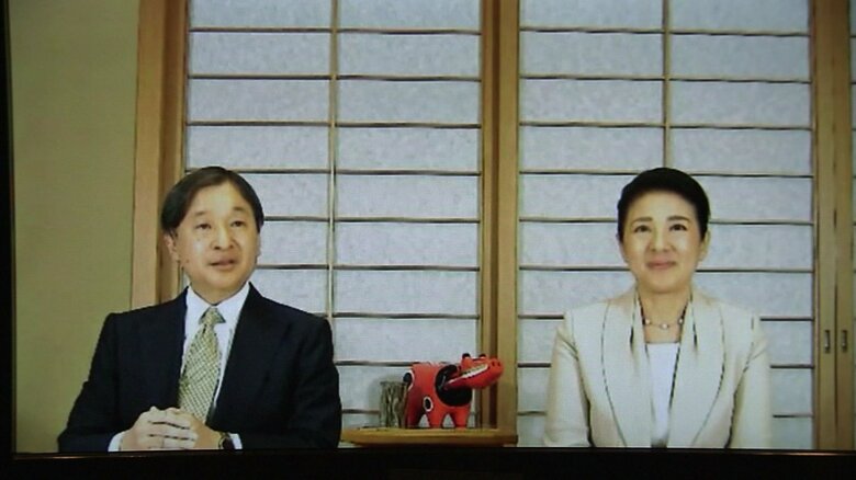 懇談される両陛下