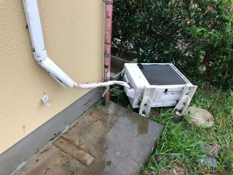 横倒しになった室外機