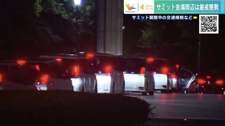 広島市の平和公園内に入る長い車列