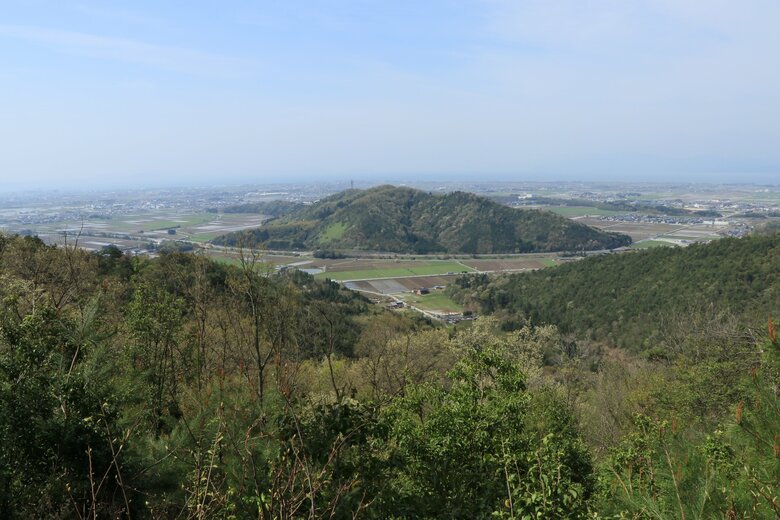 小谷城の城内から見た虎御前山城