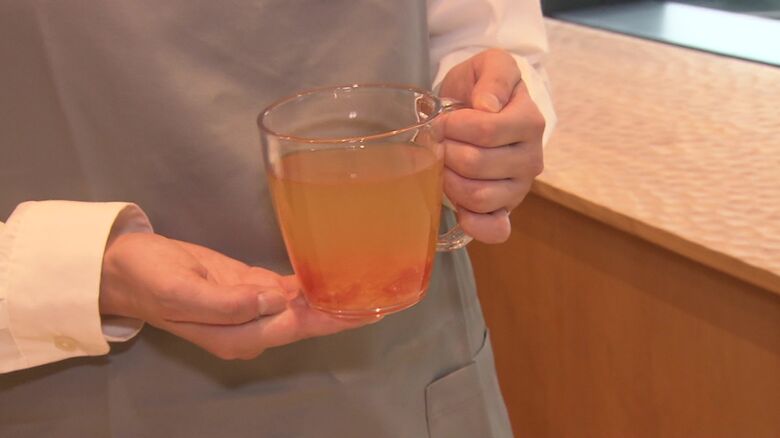 ティーの色が映えるようエプロンの色はグレーに