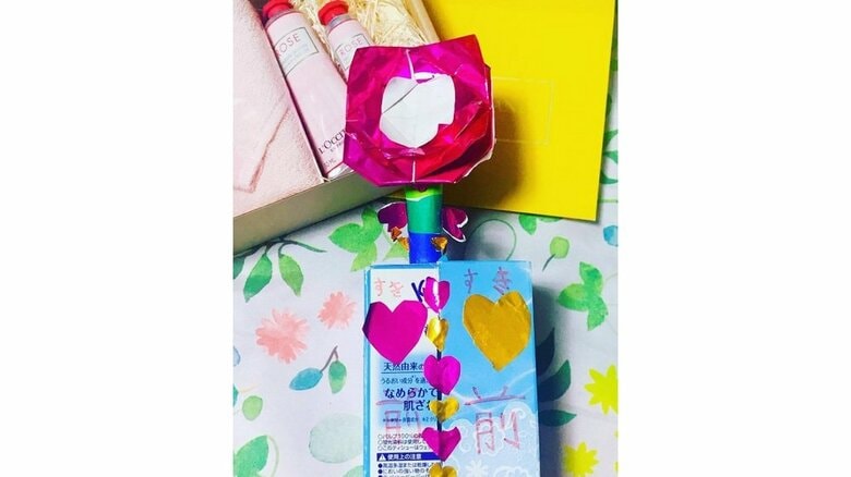 母の日には「ママ、いつもありがと！」と手作りの花をプレゼントしてくれたそう