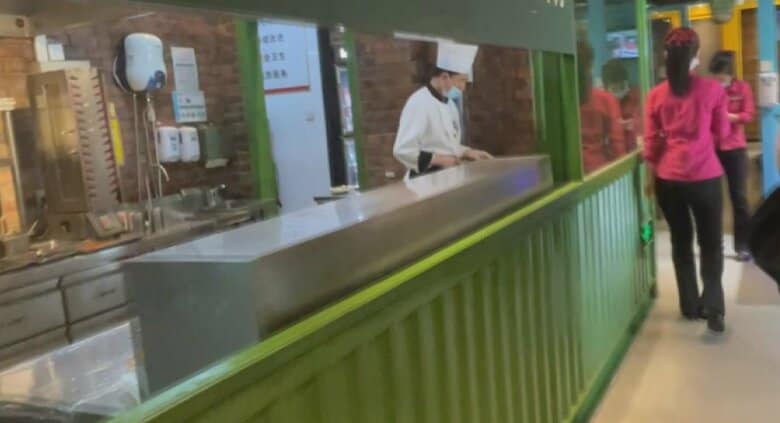 清潔感あふれる店内　北朝鮮の女性店員に案内された