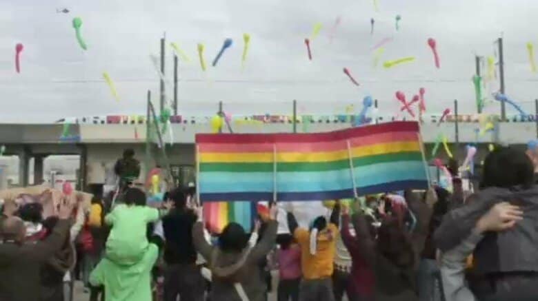 新幹線に手を振る沿線住民たち（2011年2月）
