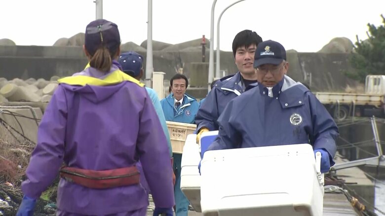 17日、男鹿市の椿漁港に県水産振興センターの職員の姿が