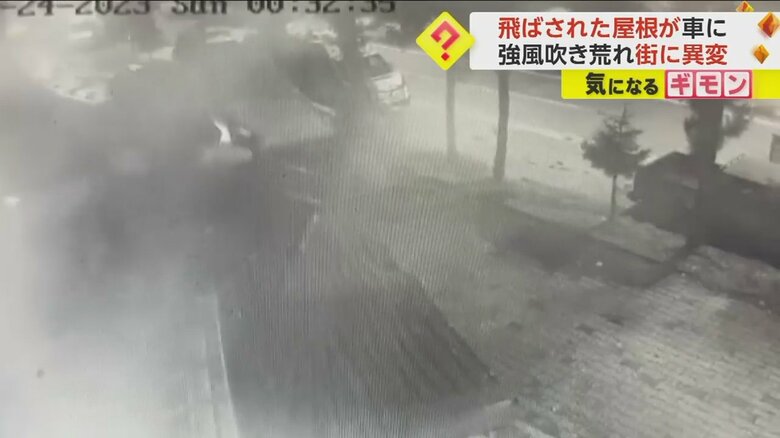 トルコ・オルドゥで吹き飛ばされた屋根に車がつぶされる瞬間(6)