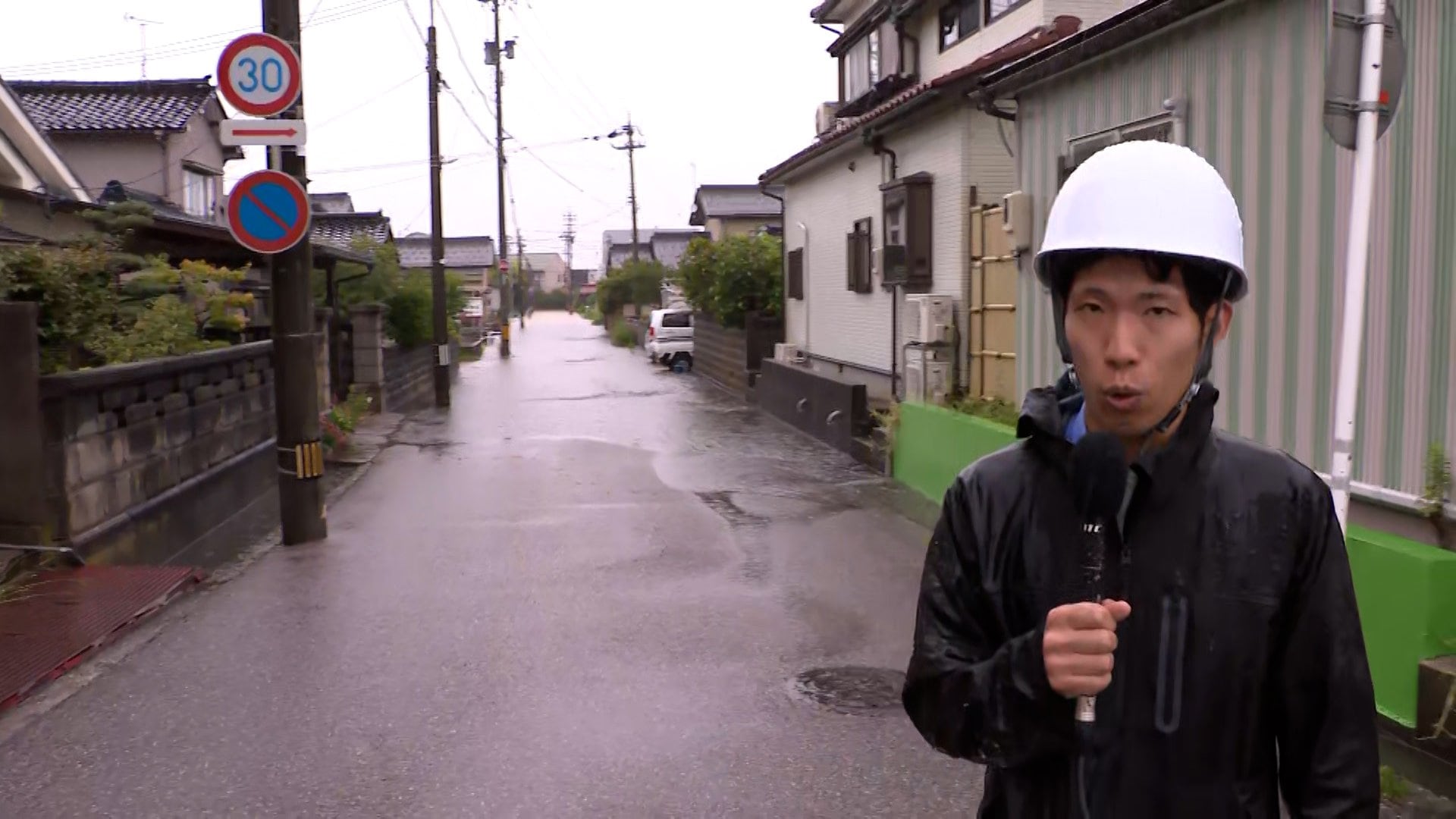 【中継】石川・羽咋市「想像を超える経験のない雨」至る所で冠水被害 通行止め相次ぎ水につかり動けなくなった車も