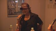 “愛と平和”を歌い続けるロックスター・浅井健一が個展開催 「より良い世界」を目指して