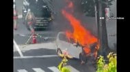 東京・四谷で軽自動車が信号機の柱に衝突・炎上　運転の30代男性搬送も軽傷、命に別条なし