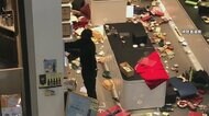 “黒ずくめ男”商業施設で大暴れ 店員が悲鳴 緊迫の一部始終