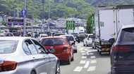 前方の車が突然炎上…車の落下物による事故「特に夏は注意が必要」