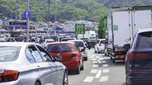 前方の車が突然炎上…車の落下物による事故「特に夏は注意が必要」