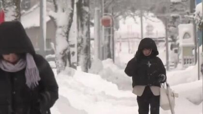 秋田県内は大荒れの天気　秋田新幹線、除雪作業で運転見合わせ　暴風雪や高波に注意・警戒を