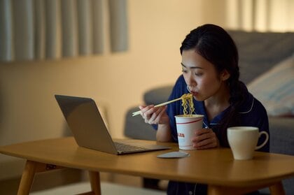 ついつい食べちゃう夜食には注意!(画像はイメージ)
