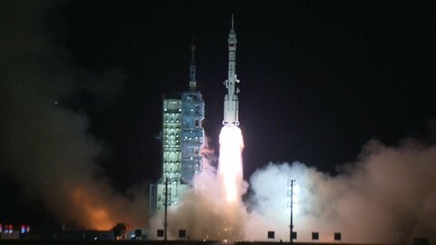 中国が有人宇宙船「神舟21号」打ち上げ成功　3人の飛行士、半年間の任務