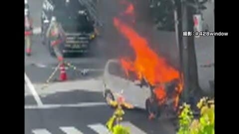 東京・四谷で軽自動車が信号機の柱に衝突・炎上　運転の30代男性搬送も軽傷、命に別条なし