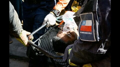 ベネズエラ地震　発生8日後の奇跡　がれきの下から警備員の40代男性を救出　犠牲者は2500人超に