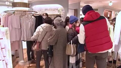 福袋求め　デパートの初売りにぎわう　岩手県盛岡市