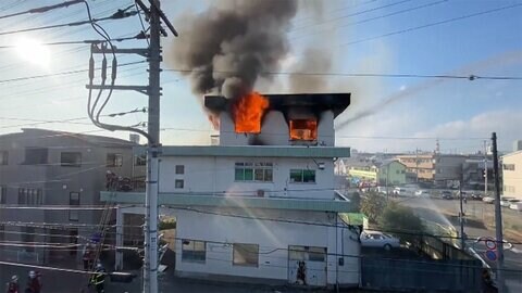 3階建て住宅で火災 鎮火の2時間後に再び