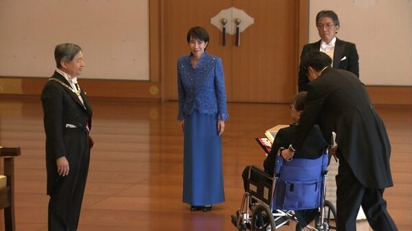 高市首相が夫に笑顔で勲記手渡し…秋の叙勲で夫への勲章授与に首相