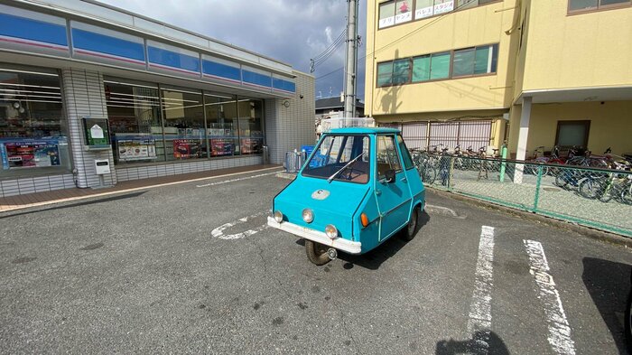 斜め正面から見てもやはり小さい