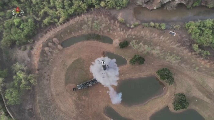 上空から捉えた発射管を飛び出すミサイル(朝鮮中央テレビ)