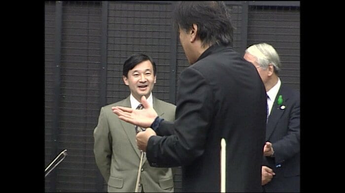 指揮者の佐渡裕さんから演奏への参加を誘われる皇太子さま