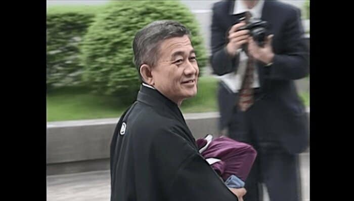 初公判で紋付袴を着て現われた川崎さん