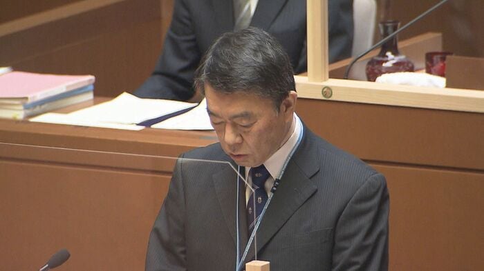 広域防災拠点の完成時期の延期を県議会で報告する村井嘉浩宮城県知事 2023年2月