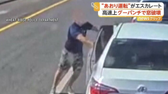 ドアを押し込む運転手