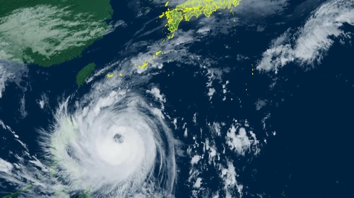 渦を巻く大きな雲は、中心部分に台風の目がはっきりと現れている台風21号