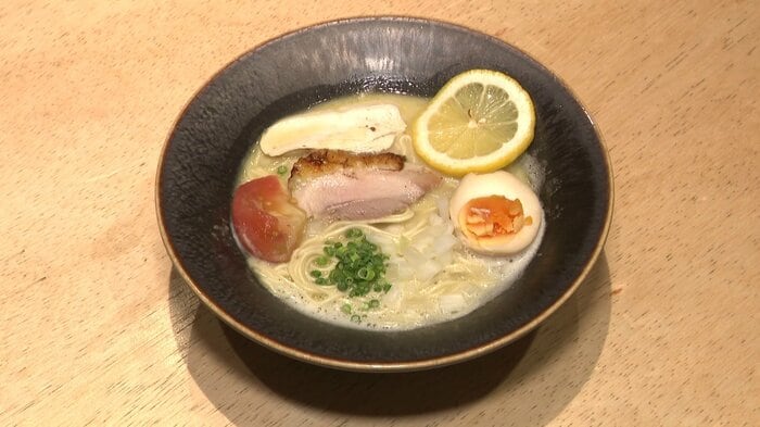 「比内地鶏白湯ラーメンSORA」で提供している『白SOBA』1000円(税込み)