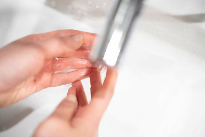 手洗いの水が跳ね返って汚れることも(画像はイメージ)