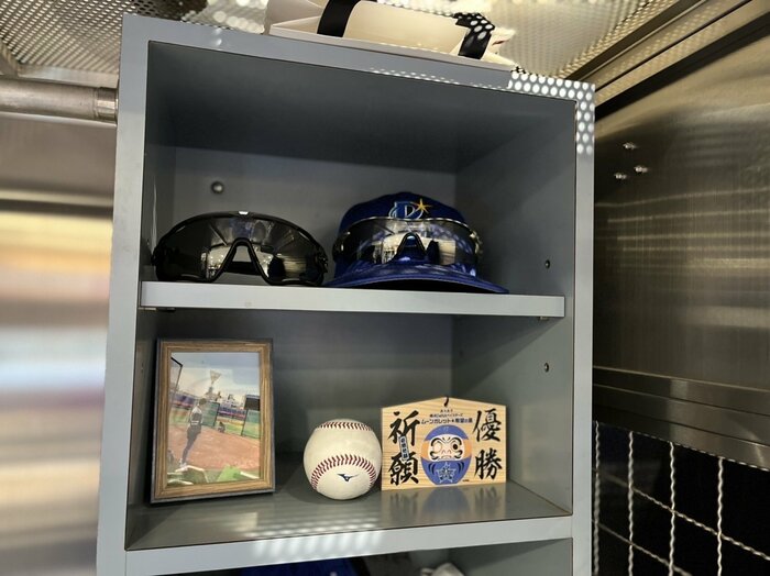 山﨑選手のロッカーには母・ベリアさんとの写真が飾ってある