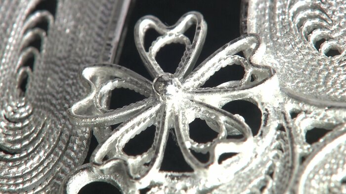 秋田ゆかりの伝統工芸の「銀線細工」