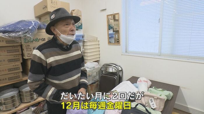 炊き出しの準備をするボランティアスタッフ（福岡市博多区『福岡おにぎりの会』）