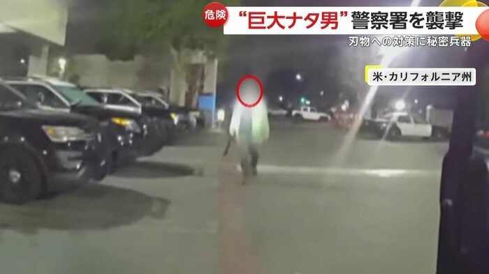 警察官の警告に怯まず近づいてくる男(Los Angeles County Sheriff's Department)
