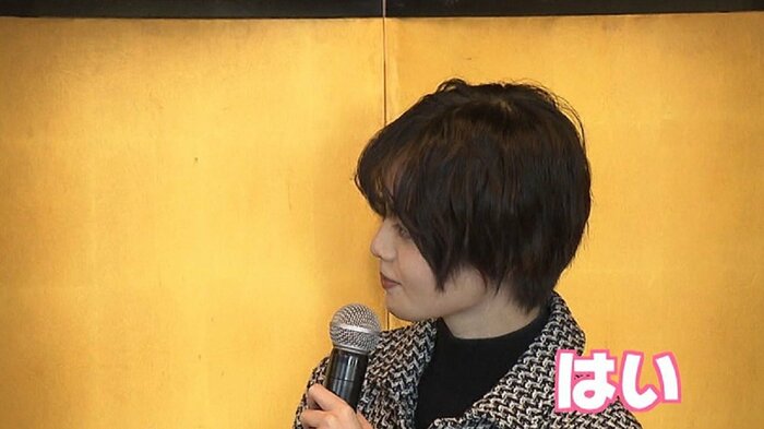 ちょっと微笑む平手友梨奈