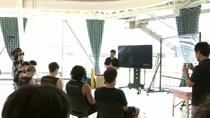 選手たちとのミーティングの様子（2024年）