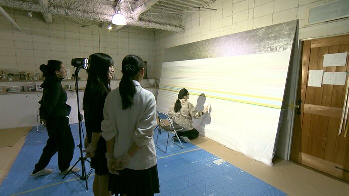 巨大絵画を制作する會津格さんたち