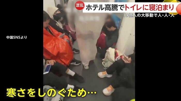 観光客が廊下に座り込んで夜を明かしていた