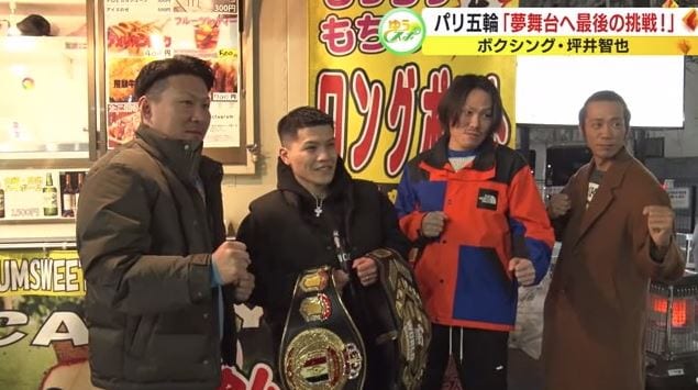 記念撮影に応じる坪井さん