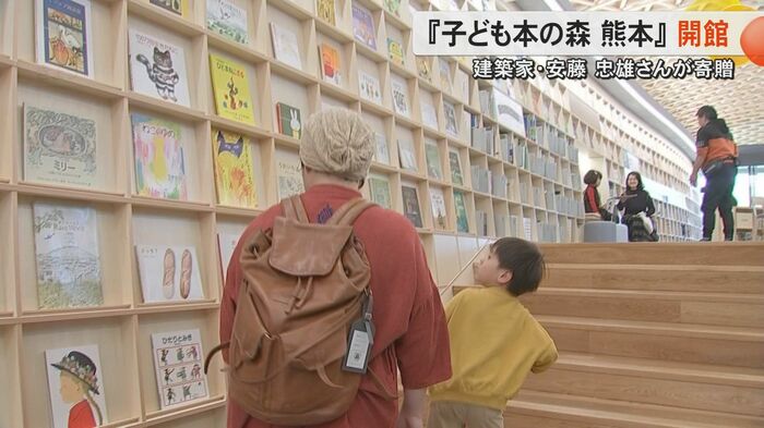 壁一面に並ぶ絵本